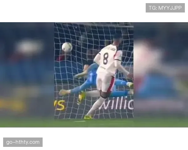 现场花絮：大雨中，萨索洛门将连续三次扑救力保球门不失