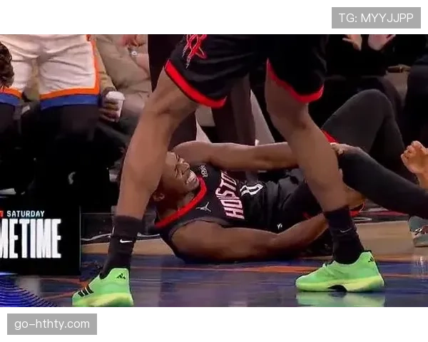 官方速报：康涅狄格太阳主力前锋布里奥娜·琼斯比赛末节膝盖受伤，被搀扶离场